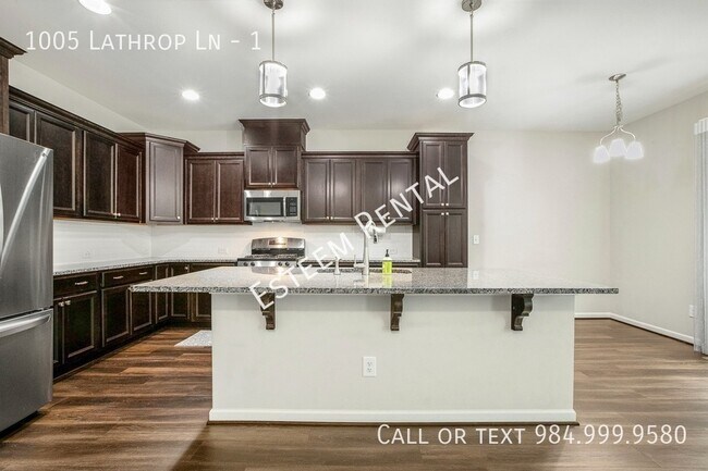 Building Photo - 1005 Lathrop Ln