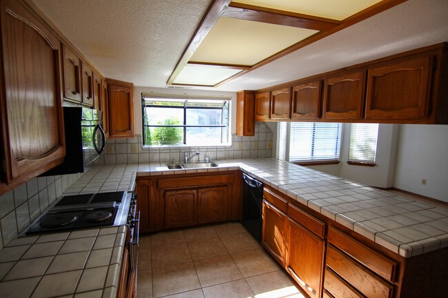 Building Photo - Spacious Home Between Redding and Anderson