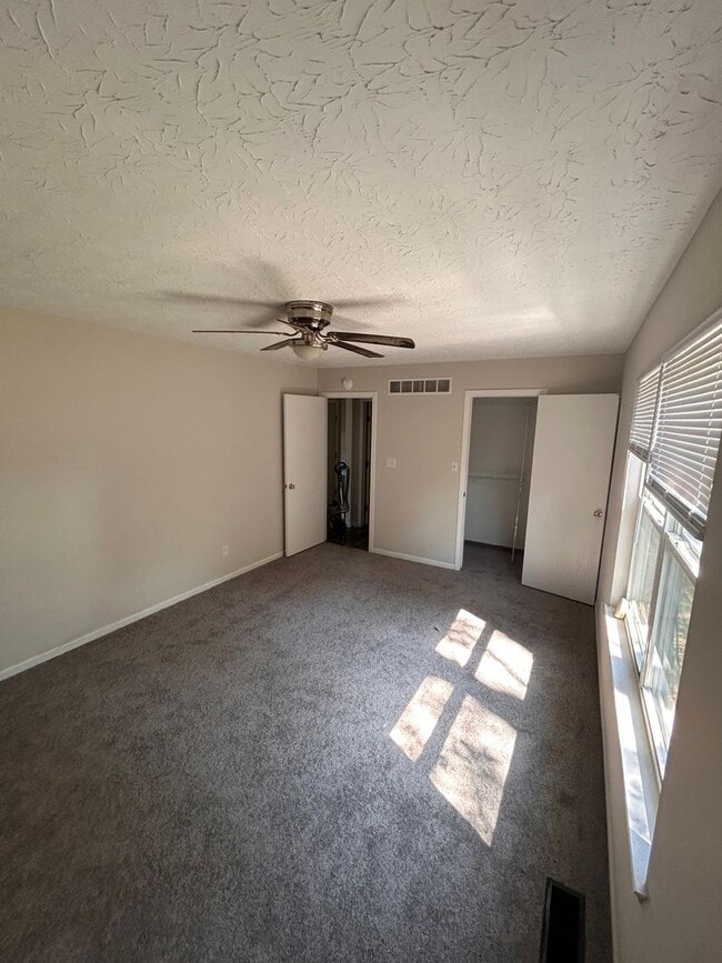 Building Photo - DELHI - Spacious 3 bed 2 bath on quiet street