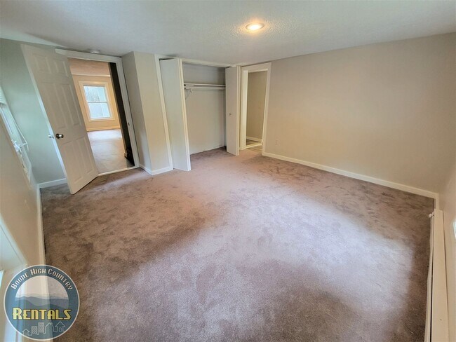 Building Photo - Charming 2 Bedroom Home --- Walking Distance to Campus!