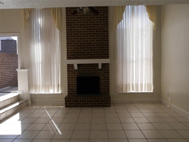 Building Photo - 13840 Hollowgreen Dr
