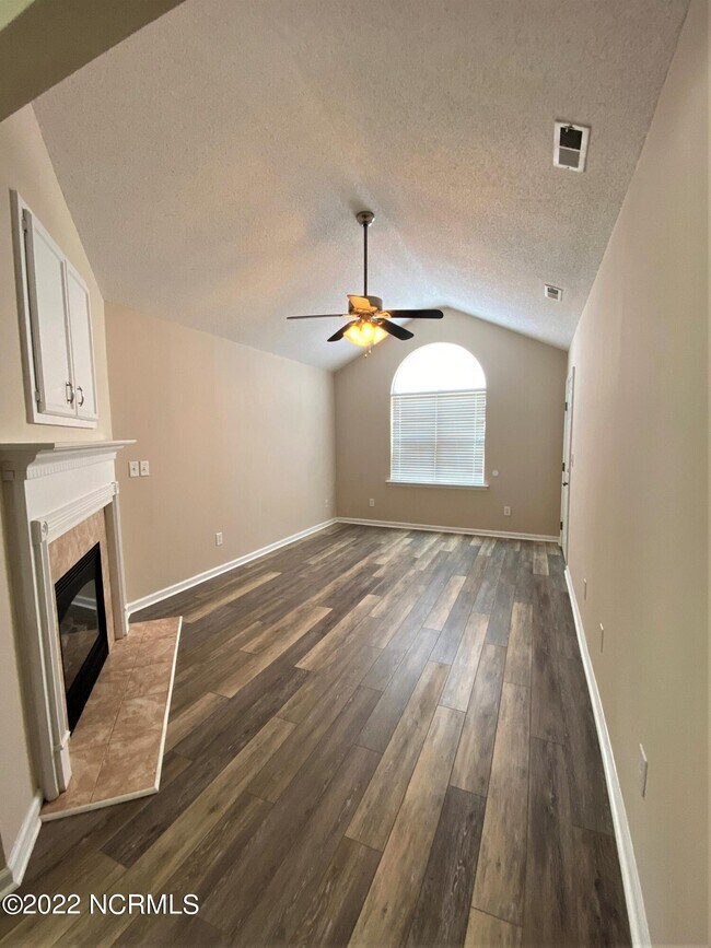 Building Photo - 2119 Hurt Dr