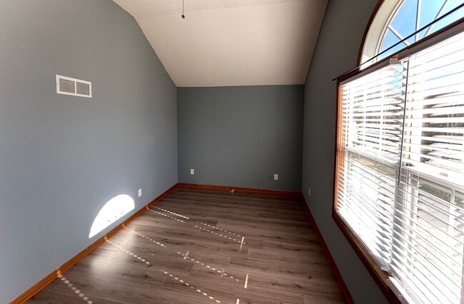 Building Photo - COMING SOON- 3bd/2bath Home North of the R...