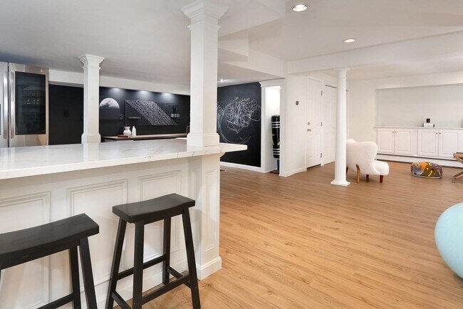 Building Photo - 1010 Centre St