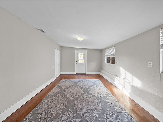 Building Photo - "Charming 3-Bed Oasis in Tampa with 2 Full Baths & 1650 Sq Ft of Comfort!"