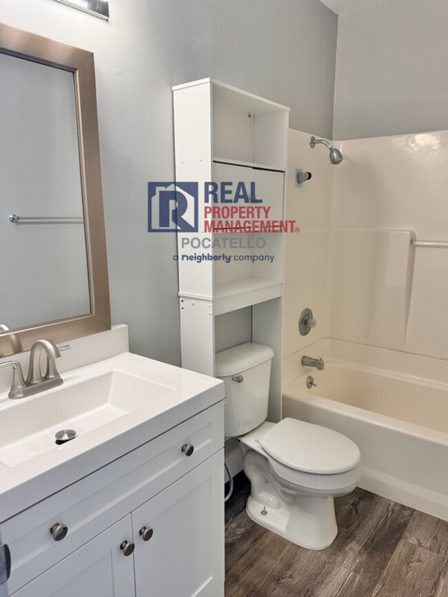 Building Photo - 5 bed 2 bath house - 1 car garage - pet friendly