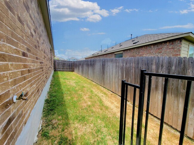 Building Photo - Modern & Spacious 3BR/2BA Home with Covere...