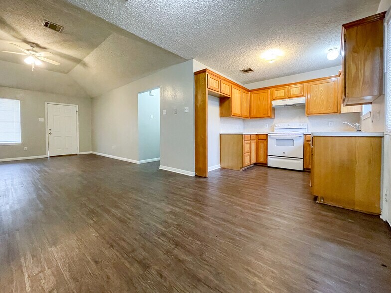 Building Photo - 141 Spring Country