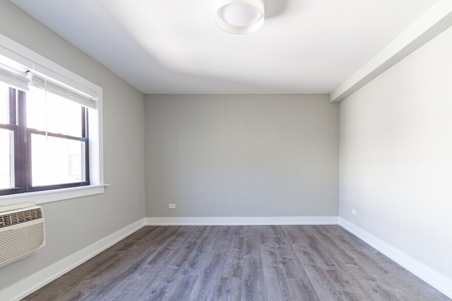 Building Photo - 454 W Barry Ave