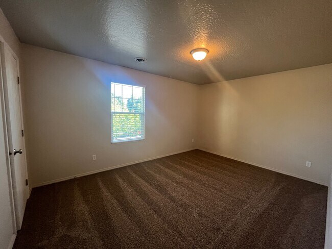 Building Photo - 945 W Woodpine St