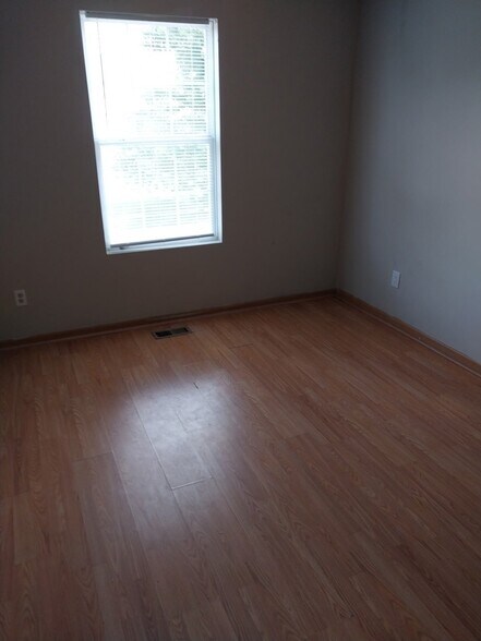 Building Photo - 493 Wellsleyglen Dr