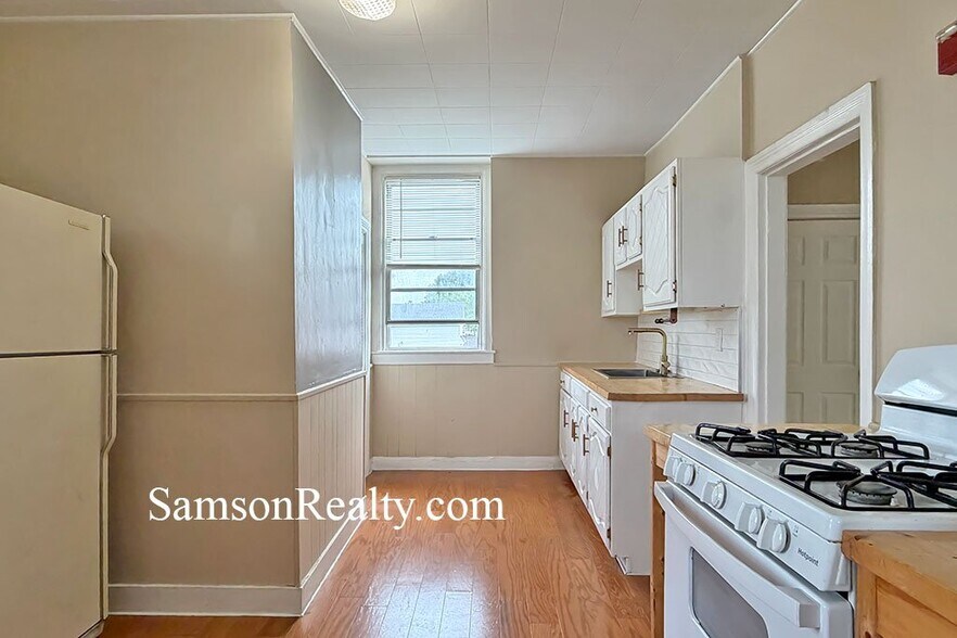 Building Photo - 224 Juniper St