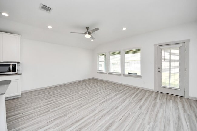 Building Photo - 7007 Fleetwood Crescent Wy