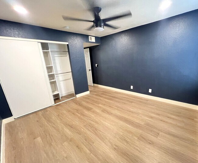Building Photo - Recently remodeled 2-bed, 2-bath unit for rent in North Las Vegas!