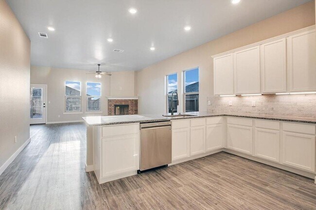 Building Photo - Pre-leasing for July