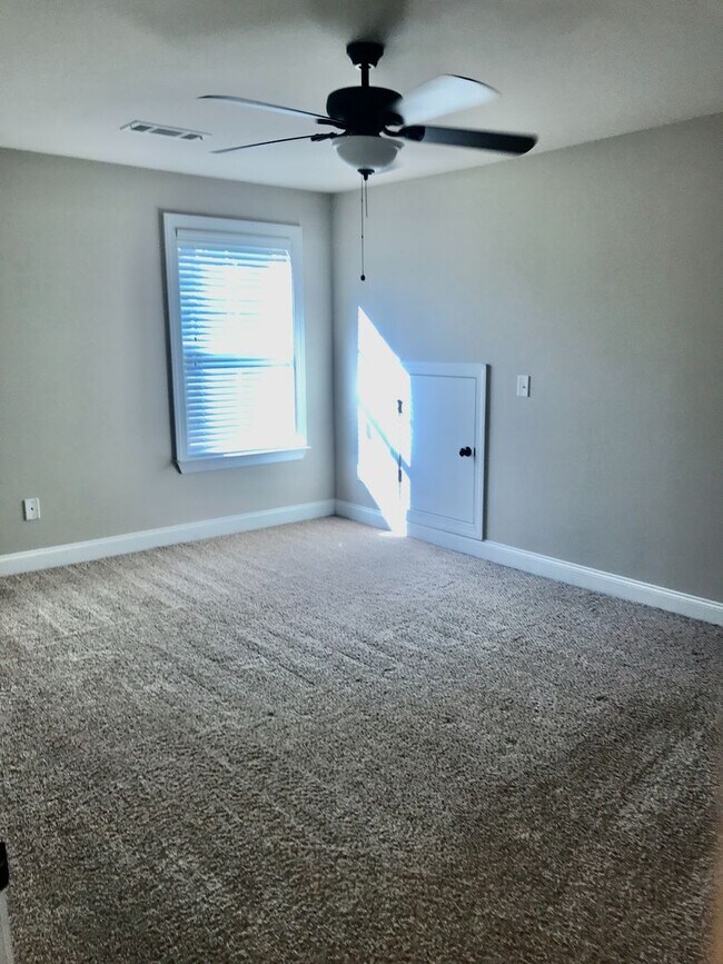 Building Photo - 530 Salterton Way