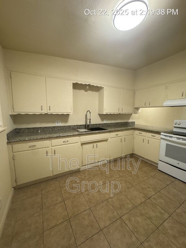Building Photo - 1140 W Tulare Ave