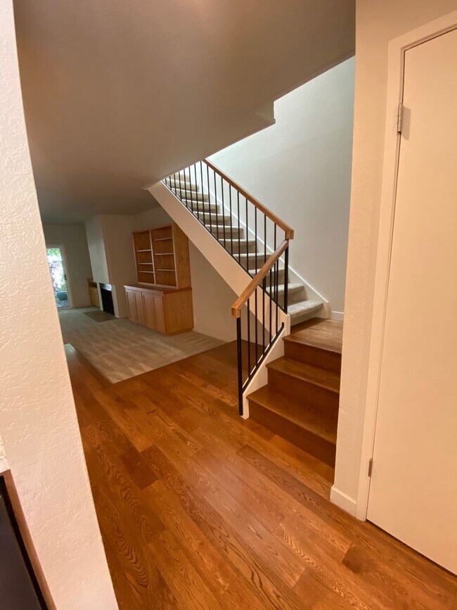 Building Photo - $4900-  Mountain View Townhouse-2 bedroom 2.5 bath.