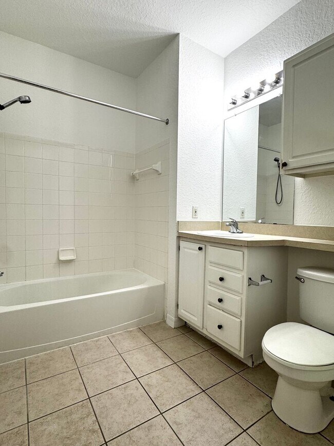 Building Photo - Renovated 2/2 Condo located in Visconti! - New Carpet