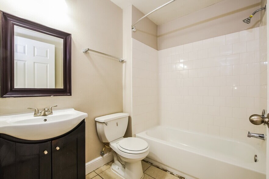 Building Photo - 870 Jarnac Dr