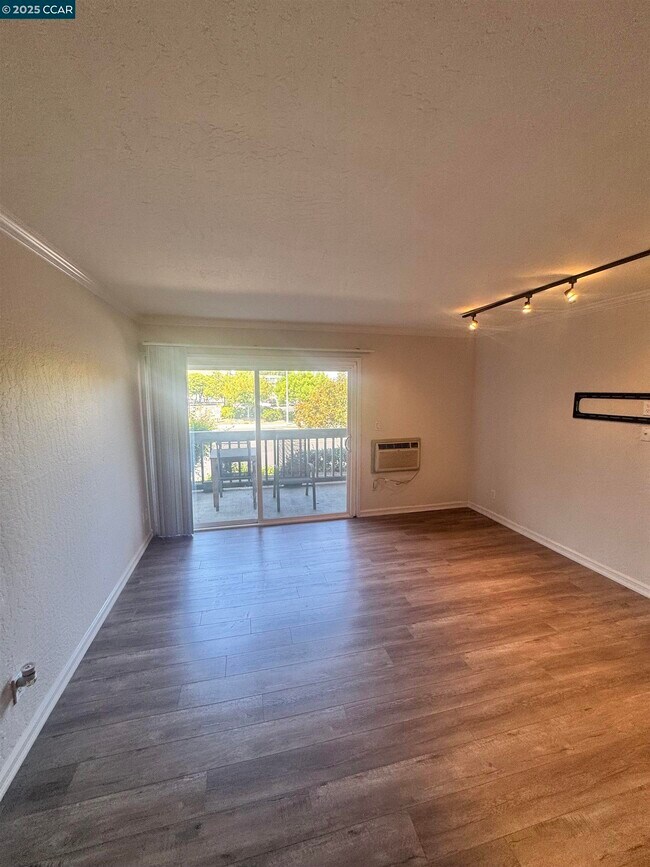 Building Photo - 1085 Murrieta Blvd