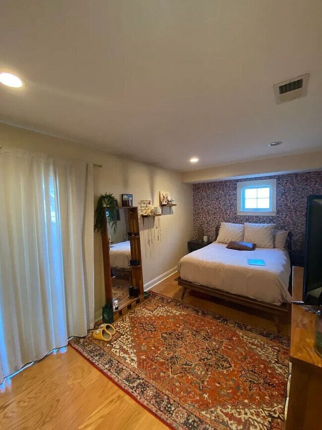 Building Photo - No Brokers Fee, No Security Deposit, In-Unit Washer and Dryer, Central Heat/AC, One Parking is In...