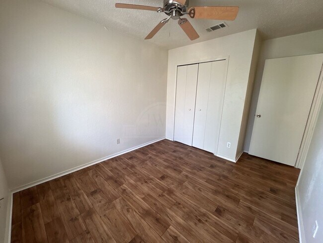 Building Photo - 2108 Carousel Dr