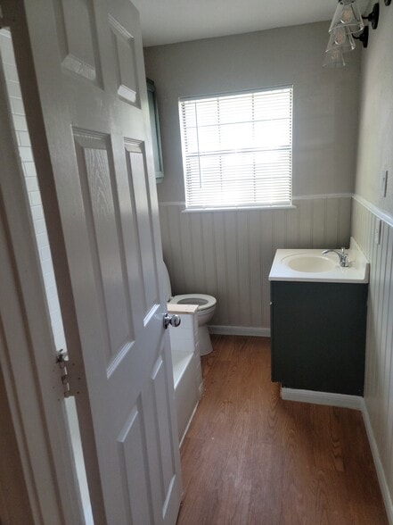 Bathroom has a lot of natural lighting and has both a shower and bath - 1714 N Avenue H