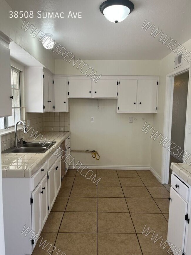 Building Photo - 38508 Sumac Ave