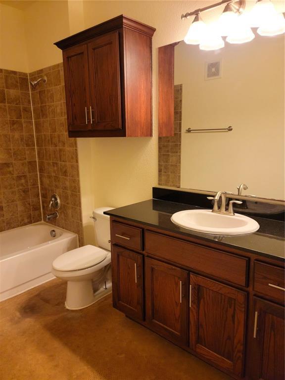 Building Photo - 910 W 25th St