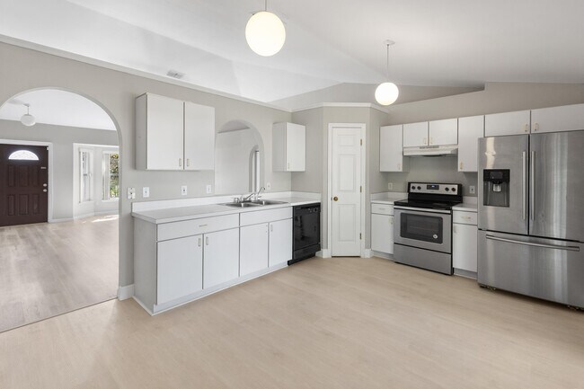 Building Photo - 173 SW Ray Ave