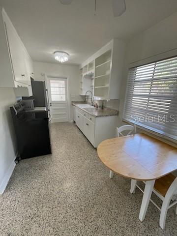 Building Photo - 2159 Bougainvillea St