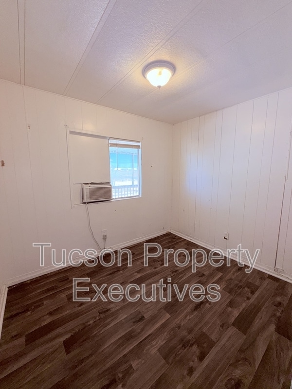 Building Photo - 4580 E Rex St