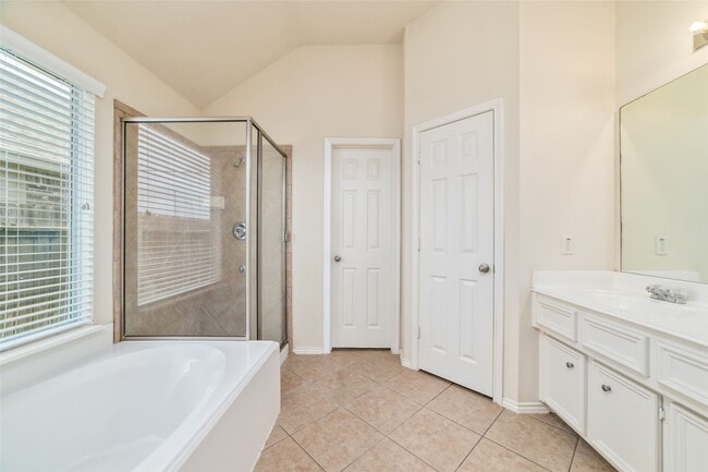 Building Photo - 3 Garden Grove Dr