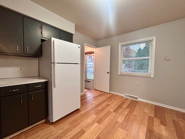 Building Photo - Wallace Ave 3189/3191