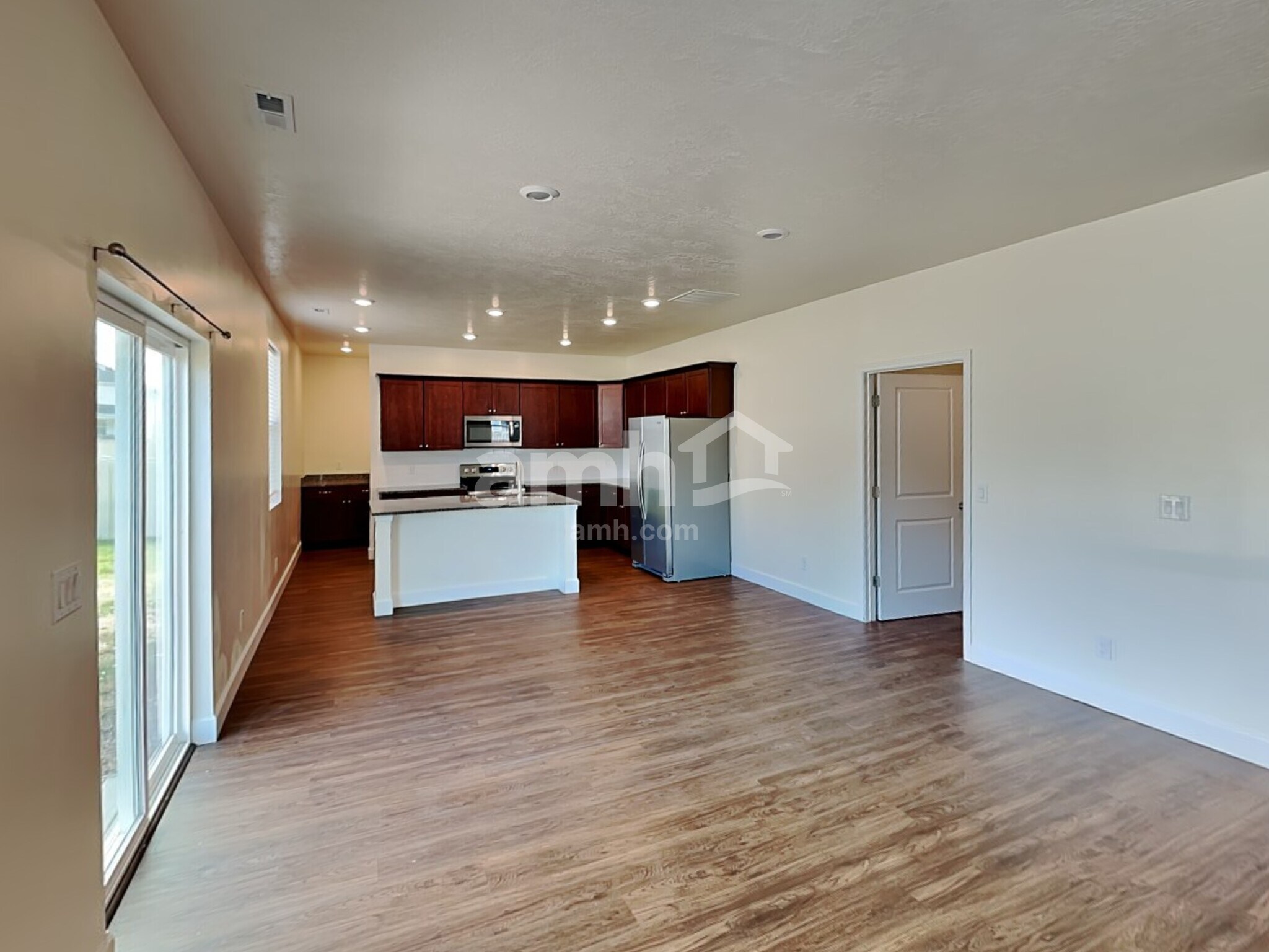 Building Photo - 2054 E Silverado Ln