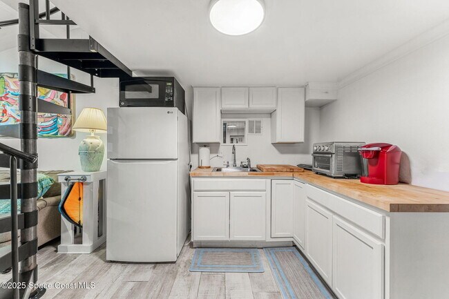 Building Photo - 1557 Hillcrest Dr