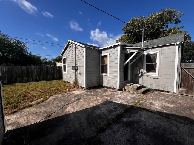 Building Photo - Nice 3-1-1 home located just off Airline a...