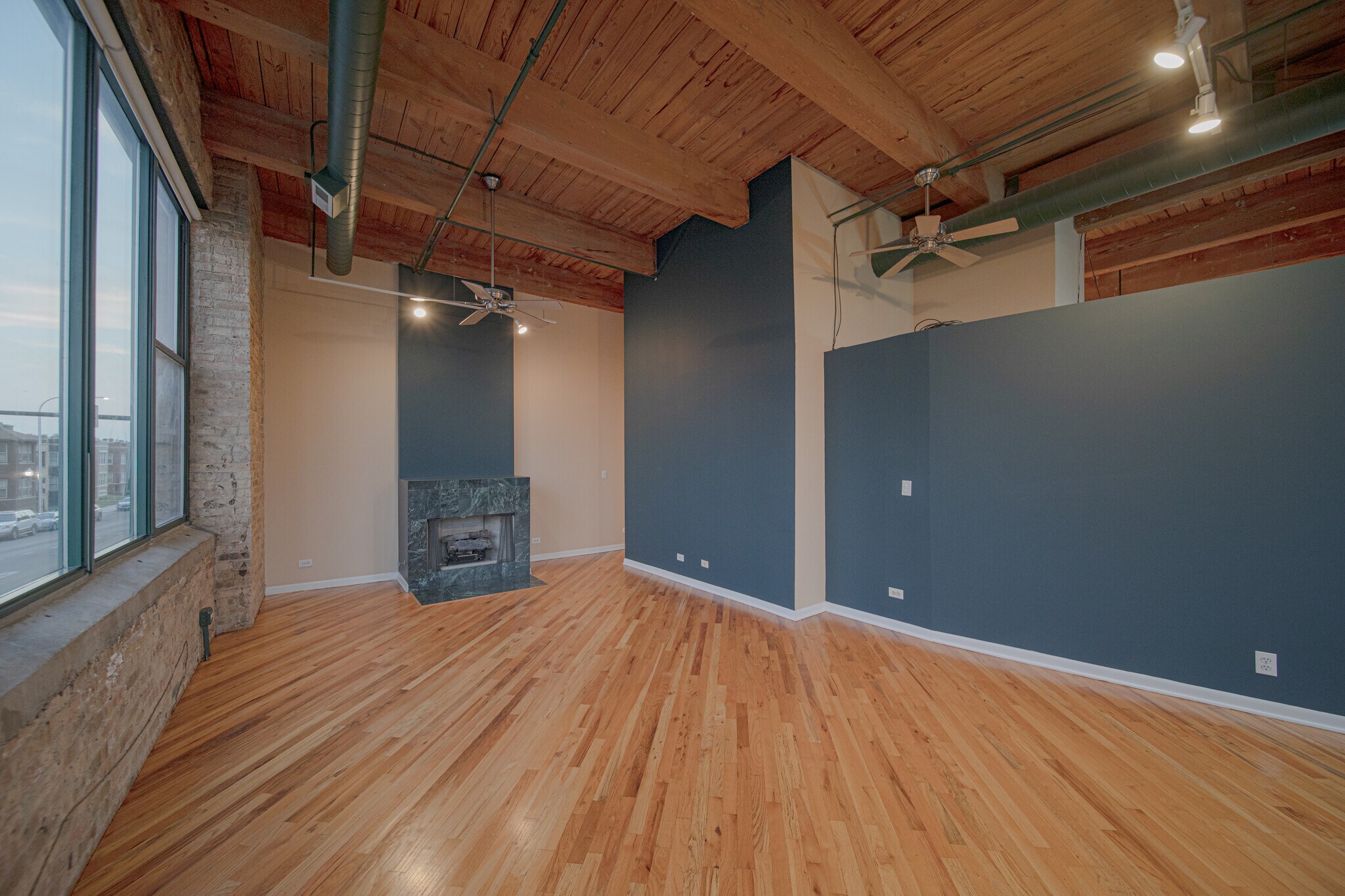 Building Photo - 2222 W Diversey Ave