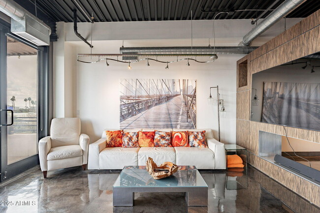Building Photo - 4020 N Scottsdale Rd