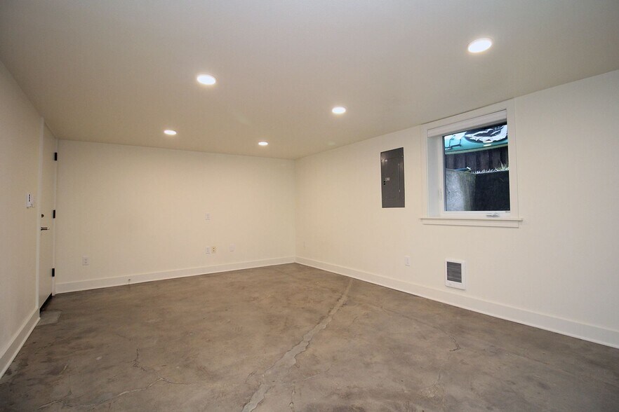 Building Photo - 3734 SE 26th Ave