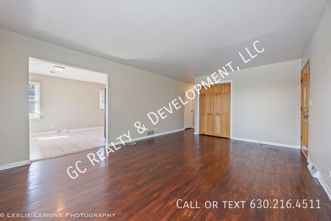 Building Photo - *** SCHOOL DISTRICT 25 / 3 BDRM -1.5 BTH /...