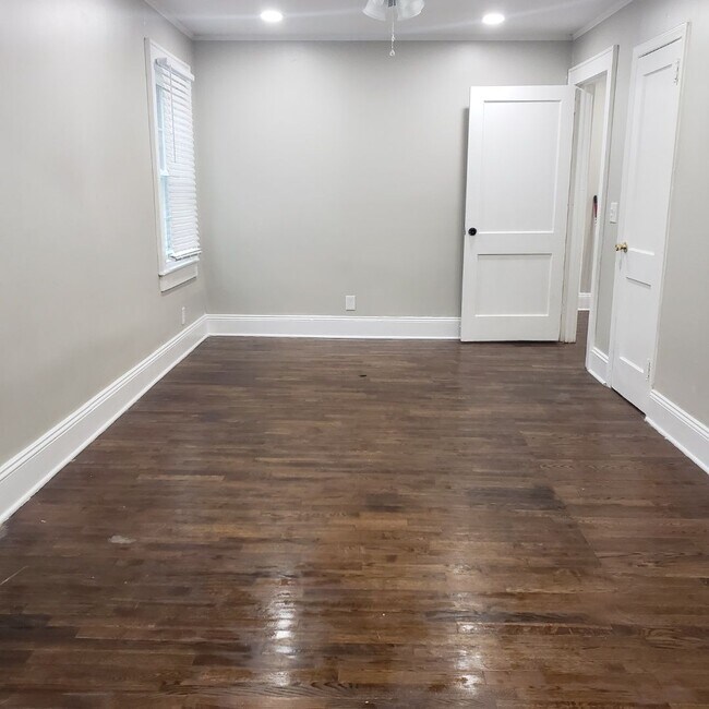 Building Photo - AVAILABLE TO SHOW!