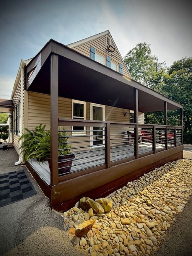 Building Photo - Updated, spacious 1 bedroom 1 bath located...