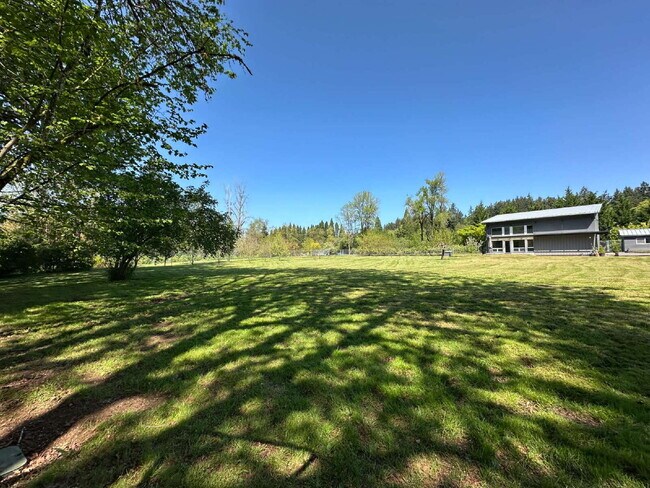 Building Photo - 3 Bed 2 Bath West Linn Property w/large yard