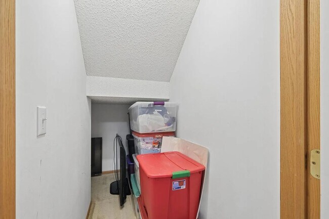 Building Photo - Quiet 2 bedroom with study area.