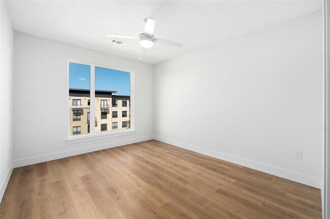 Building Photo - 1701 Simond Ave