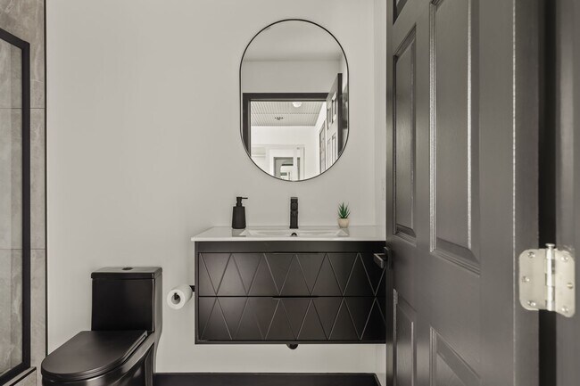 Building Photo - A 5 bedroom, 4 bathroom Fully Furnished Apartment at 1515 1/2 Selby Ave.