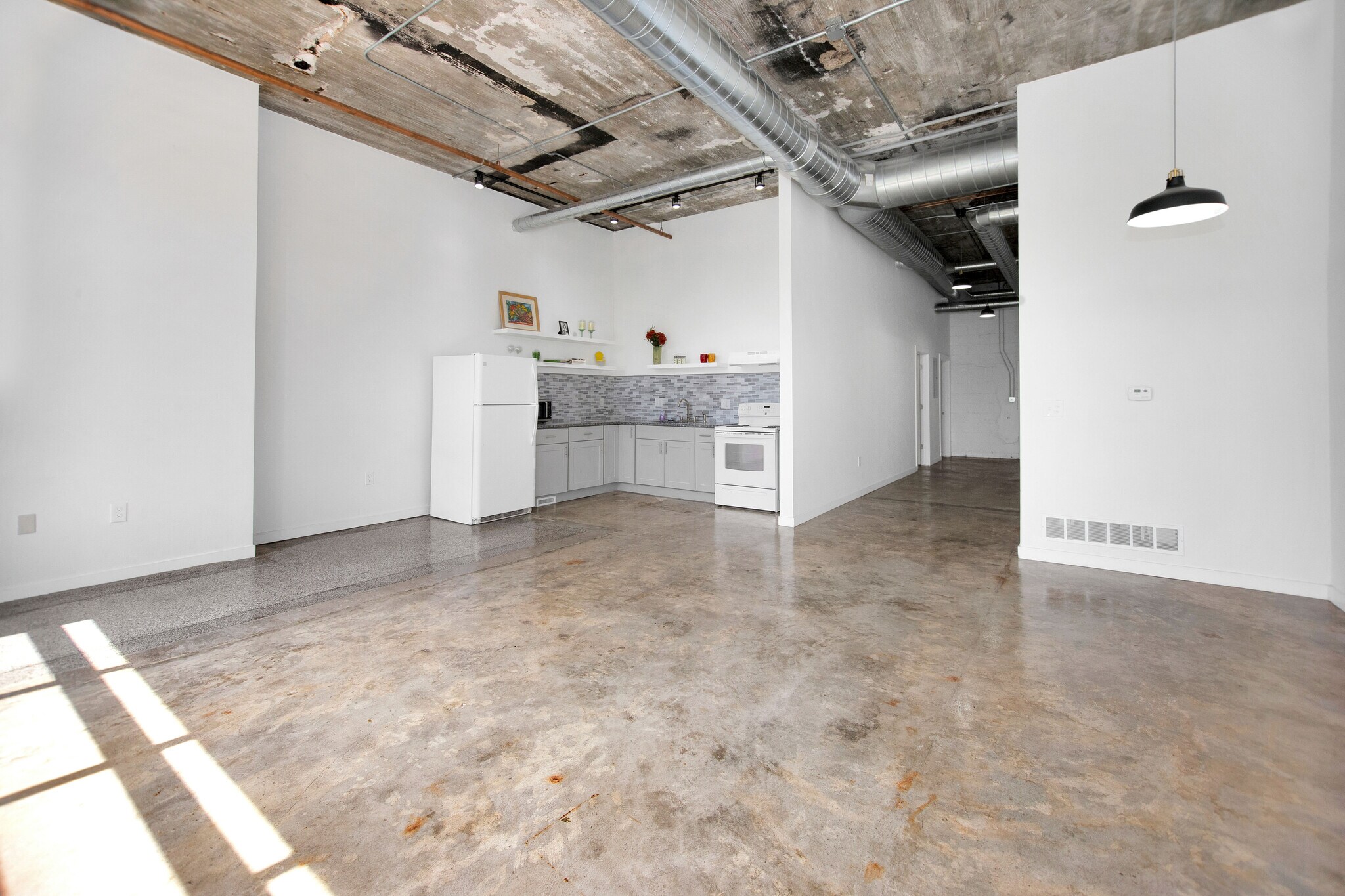 Building Photo - 470 Brainard St