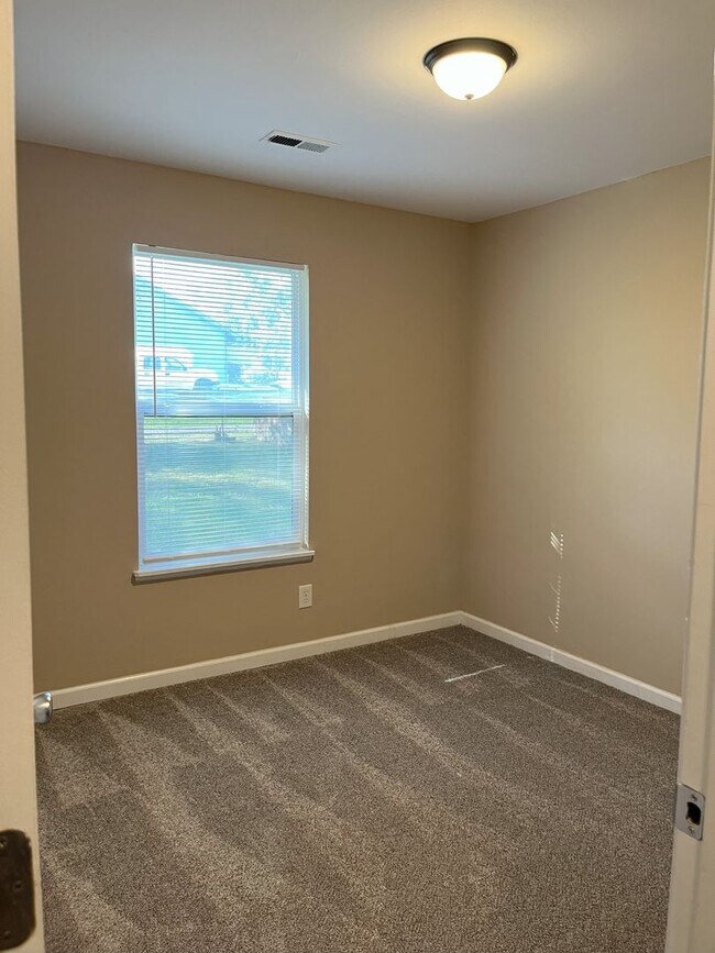 Building Photo - P4 - West Wood (Troy Duplex)